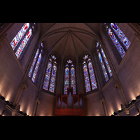 San Francisco, Grace Episcopal Cathedral, Bunte Glasfenster im Chorraum mit Bombarde-Orgel