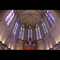 San Francisco, Grace Episcopal Cathedral, Bunte Glasfenster im Chorraum mit Bombarde-Orgel
