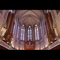 San Francisco, Grace Episcopal Cathedral, Bunte Glasfenster im Chorraum mit Gehusen der Haupt- und Bombarde-Orgel