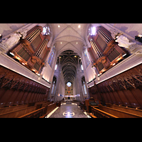 San Francisco, Grace Episcopal Cathedral, Blick von der Spitze des Chores durch die gesamte Kathedrale zur Gallery Organ