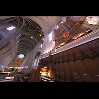 San Francisco, Grace Episcopal Cathedral, Seitlicher Blick vom Chor ins Langhaus mit Spieltisch und Gallery Organ