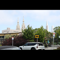San Francisco, Ss. Peter and Paul, Ansicht von Nordwesten, rechts: Transamerica Pyramid und Salesforce Tower