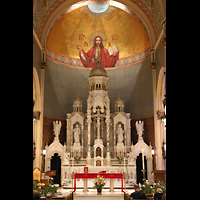 San Francisco, Ss. Peter and Paul, Chorraum mit Altar, Hochaltar und goldenem Christus-Mosaik in derApsis