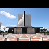 San Francisco, St. Mary's RC Cathedral of the Assumption, Ansicht von Norden mit Hauptportal