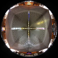 San Francisco, St. Mary's RC Cathedral of the Assumption, Gesamter Innenraum mit Blick in die Kuppel mit 45 m hohem bunten Glasfensterkreuz
