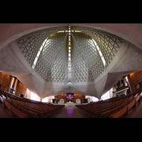 San Francisco, St. Mary's RC Cathedral of the Assumption, Innenraum in Richtung Altar - rechts die Orgel