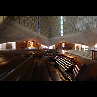 San Francisco, St. Mary's RC Cathedral of the Assumption, Blick ber den Spieltisch zum Hauptportal und zur Ostseite
