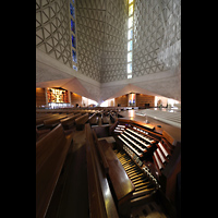 San Francisco, St. Mary's RC Cathedral of the Assumption, Blick ber den Spieltisch zum Hauptportal und zur Ostseite