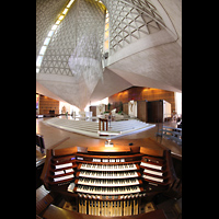 San Francisco, St. Mary's RC Cathedral of the Assumption, Blick vom Spieltisch zum Altar und in die Kuppel