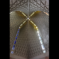 San Francisco, St. Mary's RC Cathedral of the Assumption, Blick in die Kuppel mit 45 m hohem Buntglas-Fensterkreuz
