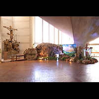 San Francisco, St. Mary's RC Cathedral of the Assumption, Kreuzigungs-Bronzeschrein und Installation links neben dem Eingang
