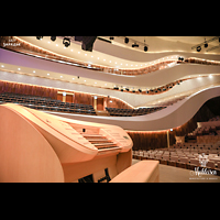 Moskva (Moskau), Zaryadye (Sarjadje) Concert Hall, Mobiler Spieltisch mit Blick in den Konzertsaal