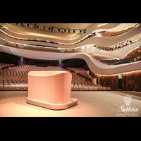 Moskva (Moskau), Zaryadye (Sarjadje) Concert Hall, Blick über den mobilen Spieltisch in den Konzertsaal
