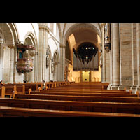 Osnabrck, Dom St. Petrus, Seitlicher Blick durchs Hauptschiff zur Hauptorgel