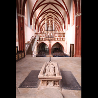 Solms-Oberbiel (bei Wetzlar), Klosterkirche Altenberg, Innenraum in Richtung Orgel
