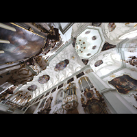 Salzburg, Stiftskirche St. Peter, Seitlicher Blick ins Hauptschiffgew�lbe, zur Chororgel und zur Hauptorgel