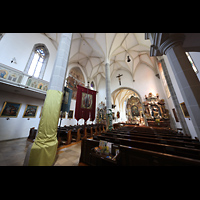 St. Georgen im Attergau, Pfarrkirche St. Georgen, Seitlicher Blick ion die Kirche