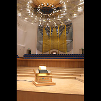 Chengdu, Urban Concert Hall, Orgel und mobiler Spieltisch auf der Orchesterbhne