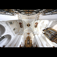 Disentis, Benediktinerkloster, Klosterkirche St. Martin, Chorraum mit Hochaltar und Chororgel, oben das Chorgitter