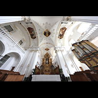 Disentis, Benediktinerkloster, Klosterkirche St. Martin, Chorraum mit Hochaltar und Chororgel