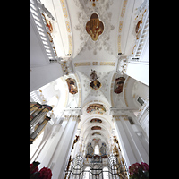 Disentis, Benediktinerkloster, Klosterkirche St. Martin, Blick vom Chorraum ins Gew�lbe und zur Hauptorgel