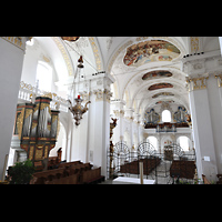 Disentis, Benediktinerkloster, Klosterkirche St. Martin, Blick vom Altar im Chorraum in die Kirche und zur Hauptorgel