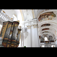 Disentis, Benediktinerkloster, Klosterkirche St. Martin, Seitlicher Blick vom Altar im Chorraum in die Kirche und zur Hauptorgel