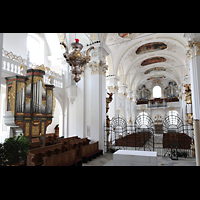 Disentis, Benediktinerkloster, Klosterkirche St. Martin, Seitlicher Blick vom Altar im Chorraum in die Kirche und zur Hauptorgel