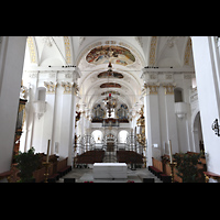 Disentis, Benediktinerkloster, Klosterkirche St. Martin, Seitlicher Blick vom Altar im Chorraum in die Kirche und zur Hauptorgel