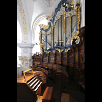 Disentis, Benediktinerkloster, Klosterkirche St. Martin, Spieltisch und Hauptorgel seitlich
