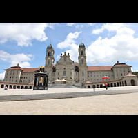 Einsiedeln, Benediktinerabtei, Klosterplatz mit Blick auf die Westfassade der Abteikirche