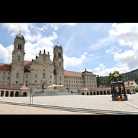 Einsiedeln, Benediktinerabtei, Blick vom Klosterplatz von Nordwesten