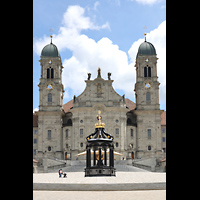 Einsiedeln, Benediktinerabtei, Westfassade der Abteikirche, im Vordergrund der Marienbrunnen