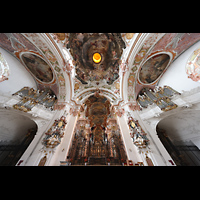 Einsiedeln, Benediktinerabtei, Querhaus mit Marien- und Mauritiusorgel und Chorraum und Blick ins Gew�lbe