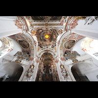 Einsiedeln, Benediktinerabtei, Querhaus mit Marien- und Mauritiusorgel und Chorraum und Blick ins Gew�lbe