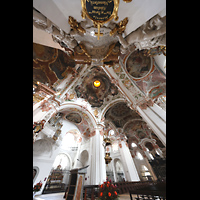 Einsiedeln, Benediktinerabtei, Blick entlang eines Vierungspfeilers nach oben auf Mauritiusorgel und ins Langhaus