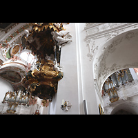 Einsiedeln, Benediktinerabtei, Kanzel mit Marienorgel (links) und Mauritiusorgel (rechts)