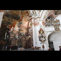 Einsiedeln, Benediktinerabtei, Chorraum, Epitaph am rechten Vierungspfeiler, dar�ber die Mauritiusorgel
