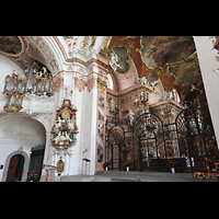 Einsiedeln, Benediktinerabtei, Epitaph am linken Vierungspfeiler, dar�ber die Marienorgel, rechts: Chorraum