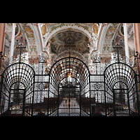 Einsiedeln, Benediktinerabtei, Blick vom Chorraum durchs Chorgitter ins Langhaus zur Gnadenkapelle