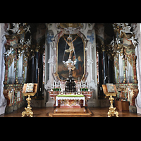 Einsiedeln, Benediktinerabtei, Altar im oberen Chor mit Pulten f�r die Chorb�cher und Chororgel zu beiden Seiten