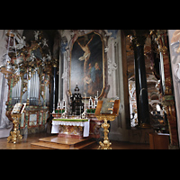 Einsiedeln, Benediktinerabtei, Linke Seite der Chororgel und Altar im oberen Chor