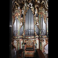 Einsiedeln, Benediktinerabtei, Rechte Seite der Chororgel mit Spieltisch - Mechanik zur linken Seite unterirdisch