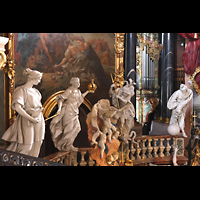 Einsiedeln, Benediktinerabtei, Lebensgro�e Figuren �ber dem Hauptaltar mit Durchblick zur Chororgel