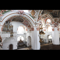Einsiedeln, Benediktinerabtei, Blick vom oberen Seitenumgang zur Mauritiusorgel und ins Langhaus