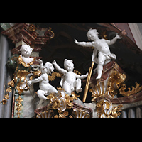 Einsiedeln, Benediktinerabtei, Putten auf dem Dach der Marienorgel
