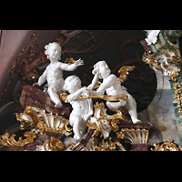 Einsiedeln, Benediktinerabtei, Putten auf dem Dach der Mauritiusorgel