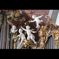 Einsiedeln, Benediktinerabtei, Putten auf dem Dach der Mauritiusorgel