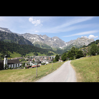Engelberg, Klosterkirche, Blick von Nordosten vom Grottenweg auf die Klosterkirche, den Ort und 2.700 m hohe Berge