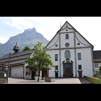 Engelberg, Klosterkirche, Westfassade; links hinten der Gipfel des Hahnen (2.606 m)